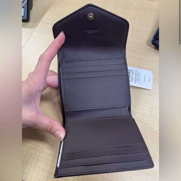 COACH Brand New “Wyn” Tri-Fold Envelope Leather Wallet, Brass/Chalk Taupe - Picture 4 of 7